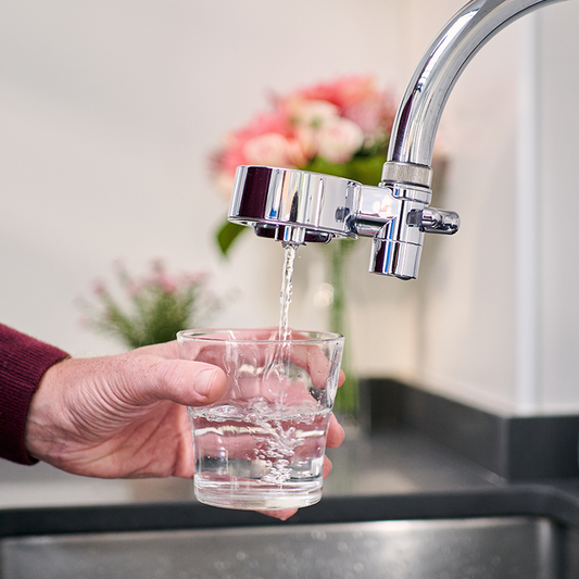 Tappwater Essential - Sistema de Filtración de agua para grifo - Filtra  cloro, sedimentos, oxido, nitratos, pesticidas y elimina mal sabor y olor.  : : Hogar y cocina